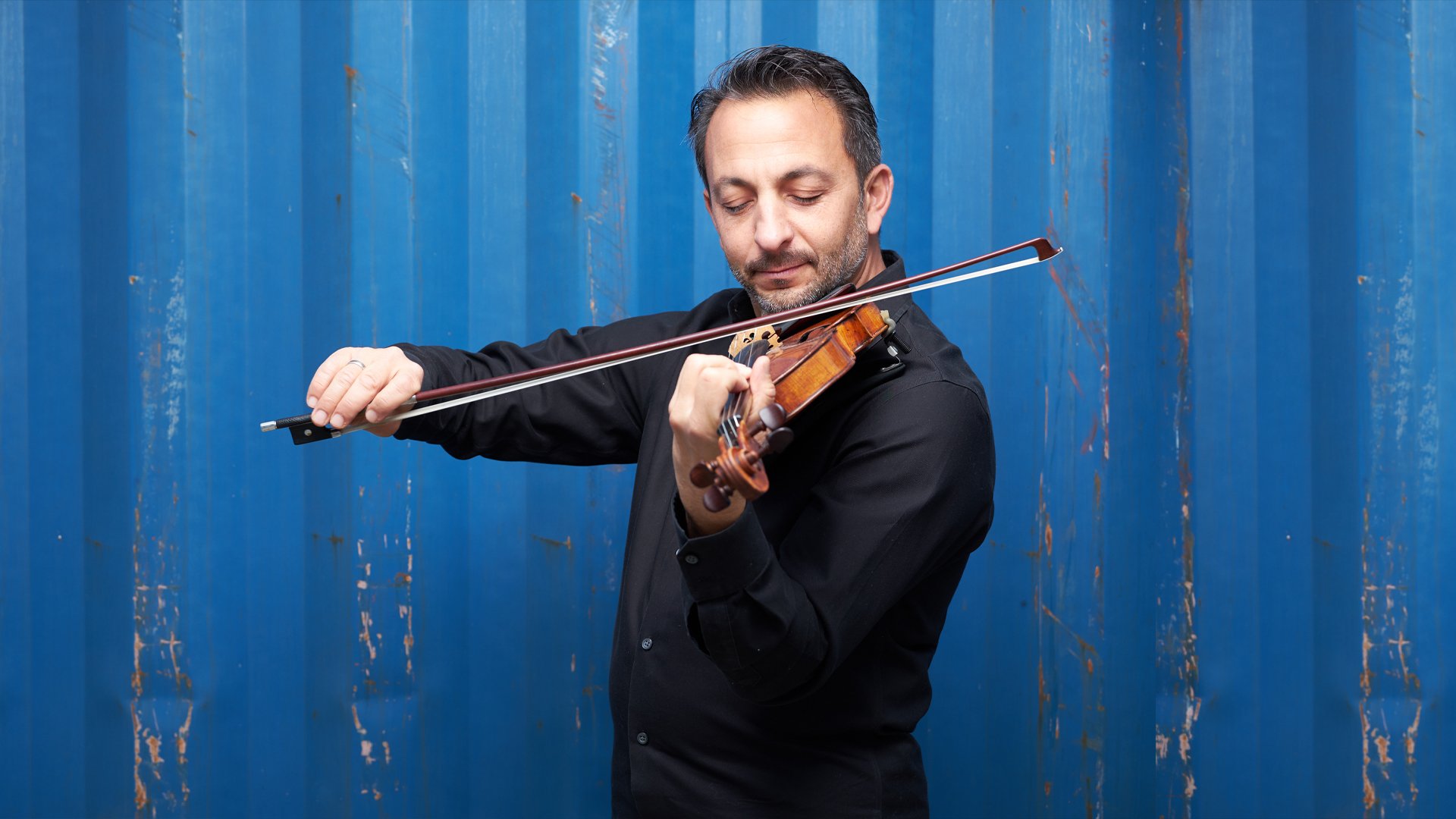 Later photograph of Richard Amoroso playing violin in an ArtistWorks lesson